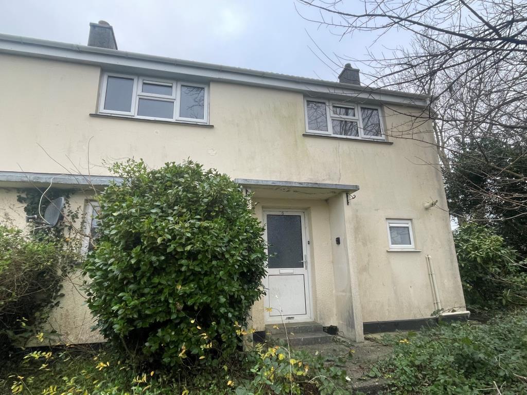 Lot: 135 - END-TERRACE HOUSE WITH GARAGE - Front elevation of property